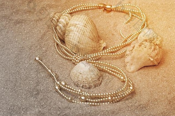 珍珠项链黄金扣桑迪海滩贝壳奢侈品珠宝概念