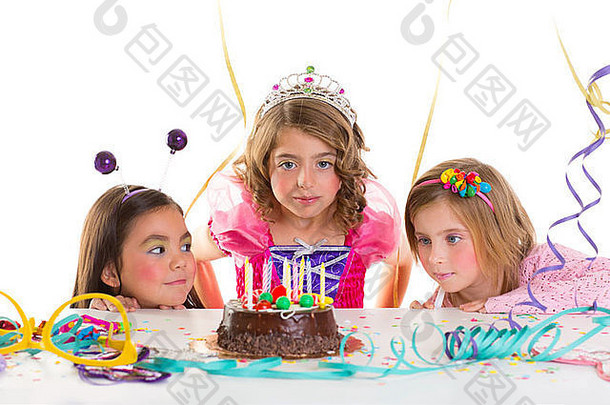 孩子们孩子女孩生日聚会，派对兴奋巧克力蜡烛蛋糕