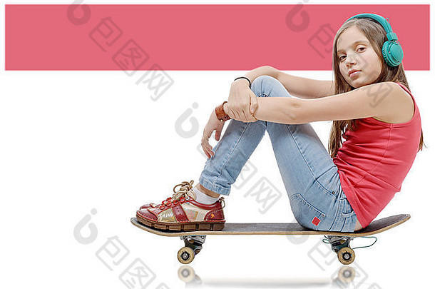 漂亮的younggirl摆姿势滑板座位滑冰