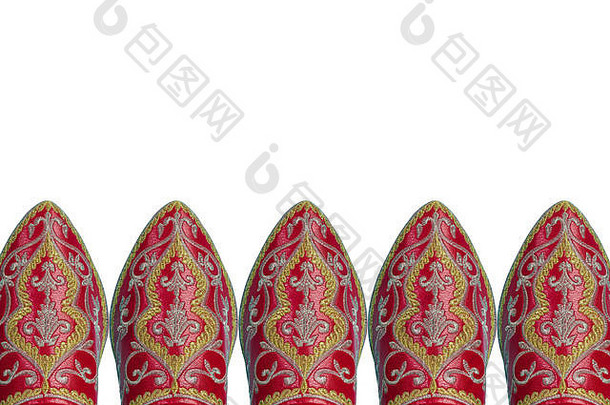 红色的皮革摩洛哥风格鞋子孤立的
