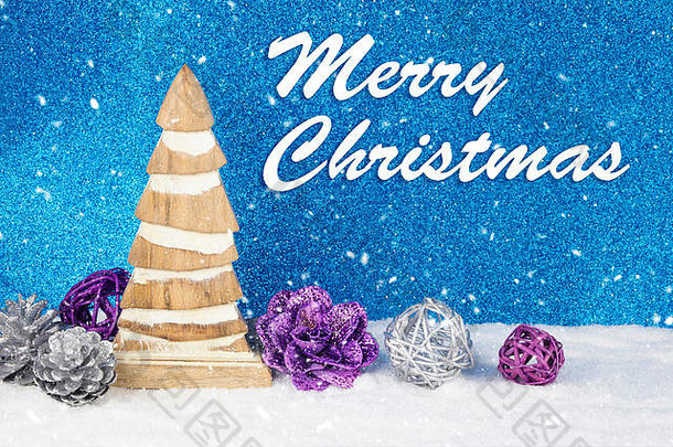 圣诞节装饰木松木小雕像装饰物松树背景文本英语快乐圣诞节白色雪闪亮的