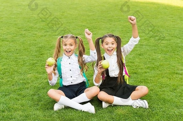 权力苹果健康快乐孩子们持有苹果绿色草自然饮食牙科健康口服卫生牙科护理习惯防止蛀牙孩子护理健康<strong>健康教育</strong>