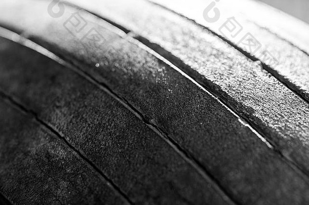 胎面模式车辆车轮磨损减少了安全关闭黑色的白色照片