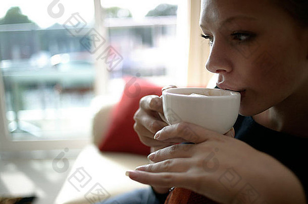 年轻<strong>的</strong>女人喝咖啡