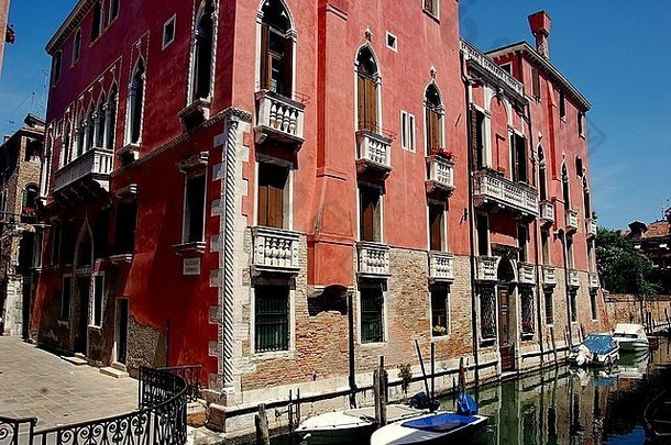威尼斯意大利coral-coloured威尼斯房子salizadaseriman船停泊相邻运河