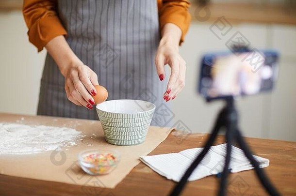 裁剪肖像认不出来年轻的女人打破鸡蛋拍摄烘焙教程视频通道复制空间