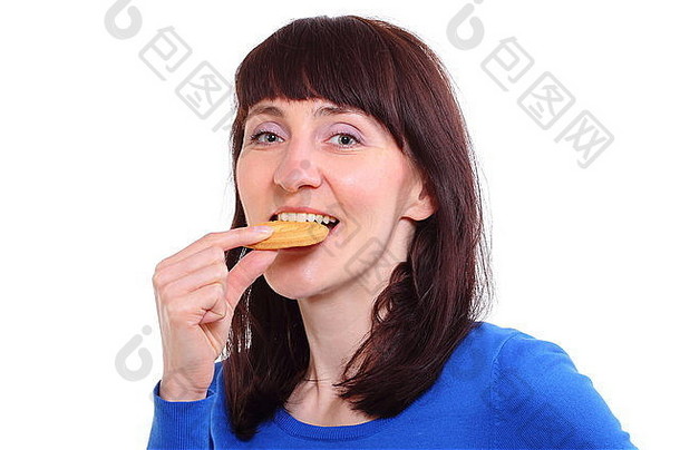 微笑女人吃新鲜的黄油蛋糕孤立的白色背景