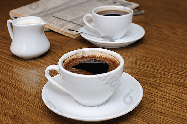杯黑色的咖啡送奶工表格报纸