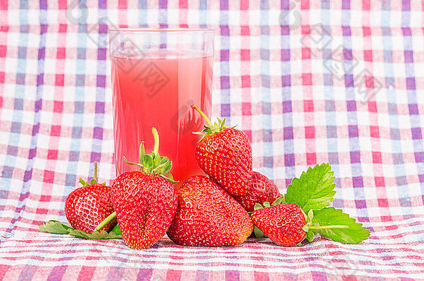 草莓汁孤立的白色背景