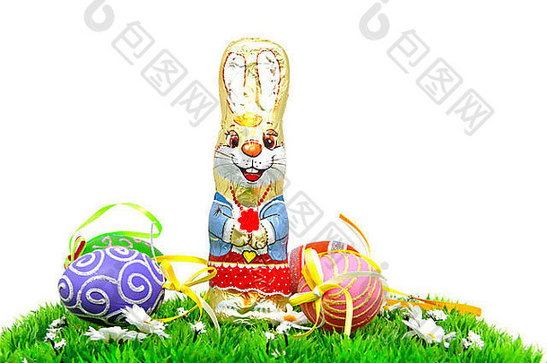 巧克力复活节兔子色彩斑斓的鸡蛋草白色背景