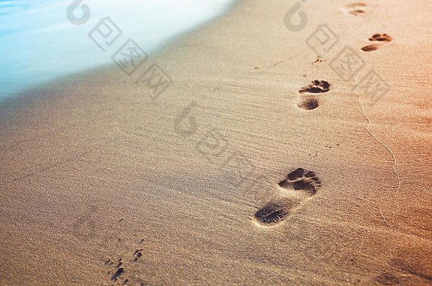 的足迹只脚湿沙子海滩古董健美的照片背景
