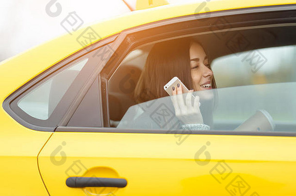 女孩坐着黄色的出租车