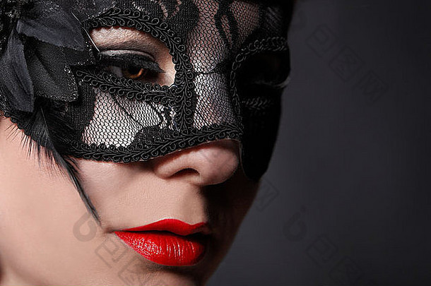红色的头女人穿黑色的面具