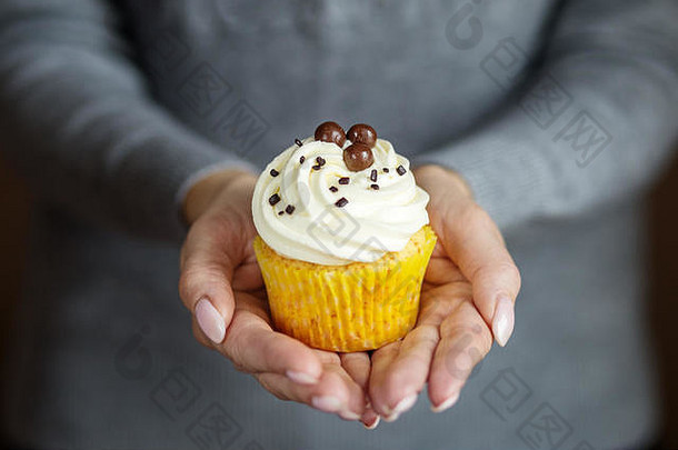 蛋糕精致的奶油手复制空间概念食物甜点面包店庆祝活动生日