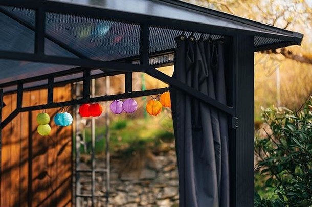色彩斑斓的兰皮恩灯挂展馆花园阳光明媚的夏天一天舒适的椅子表格站下面