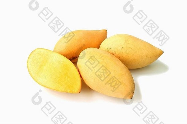 新鲜的成熟的泰国芒果减少一半堆水果孤立的白色背景