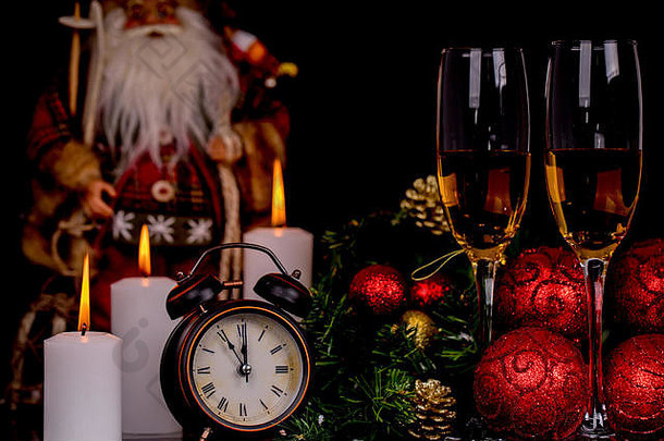 酒眼镜香槟圣诞老人老人时钟圣诞节饰品黑色的背景反射复制空间快乐圣诞节哈普