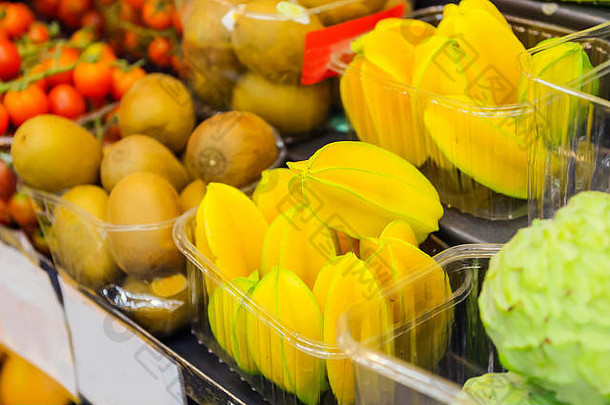 各种异国情调的水果塑料托盘超市蔬菜商店农民市场有机健康的素食者饮食食物概念希利