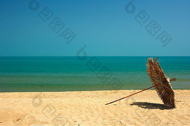 海滩深蓝色的海水金金沙阳伞