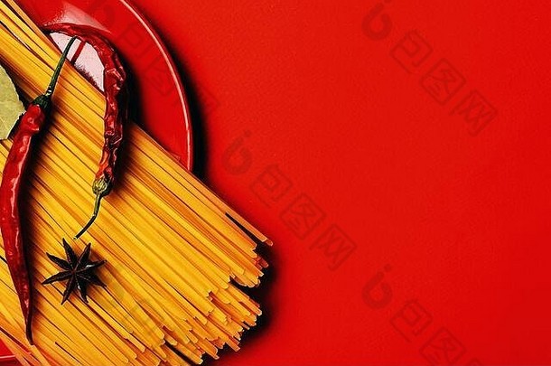 意大利意大利面辣椒胡椒巴贝多的红色的背景烹饪产品复制空间
