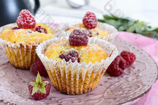 美味的凝乳松饼新鲜的树莓装饰粉糖陶瓷板