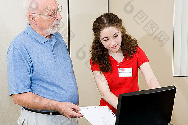 青少年志愿者帮助高级选民设备选举一天