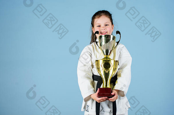 基因敲除能源活动孩子们赢家女孩运动服装小女孩冠军杯武术艺术练习如果快乐童年体育运动成功单战斗复制空间