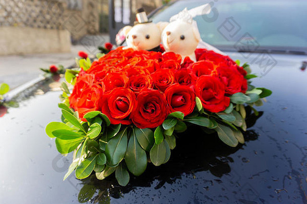 婚礼心形状的人工红色的玫瑰花装饰泰迪熊车