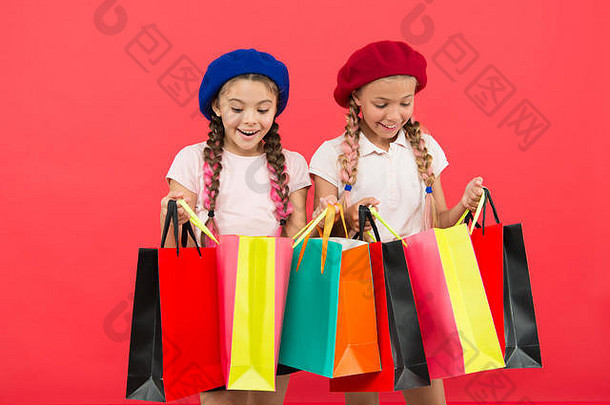 孩子们满意购物红色的背景痴迷购物服装购物中心购物狂概念购物有趣的朋友孩子们可爱的女生持有群购物袋