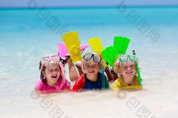 孩子们通气管海滩有趣的孩子们浮潜热带海家庭夏天假期异国情调的岛孩子面具是旅行孩子