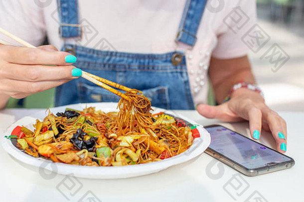 女人吃中国人面条鸡消息传递智能手机特写镜头