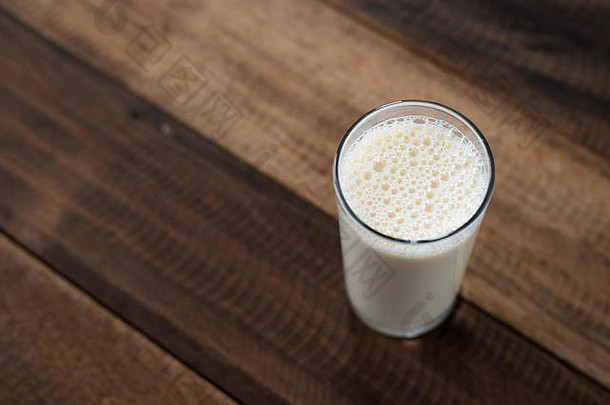 牛奶玻璃木表格背景玻璃牛牛奶健康的喝概念