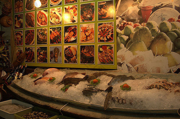 提供鱼餐厅芭东海滩普吉岛岛泰国