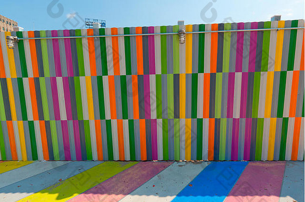 五彩缤纷的画人行道上墙布鲁克林纽约