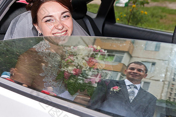 美丽的新娘车窗口马夫的反射窗口