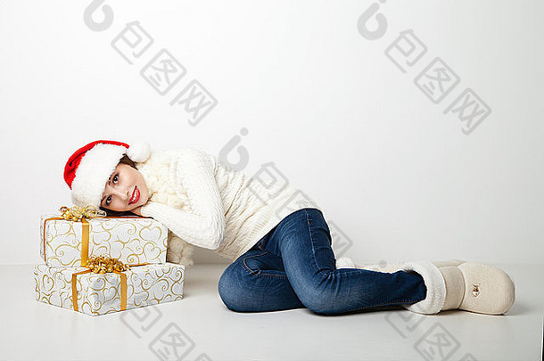 圣诞节圣诞老人他孤立的女人坐着持有圣诞节礼物微笑快乐女孩白色背景