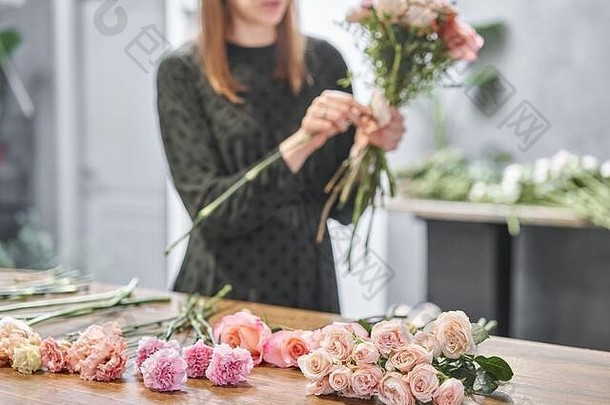 女人花店创建美丽的花束花商店工作花商店花交付