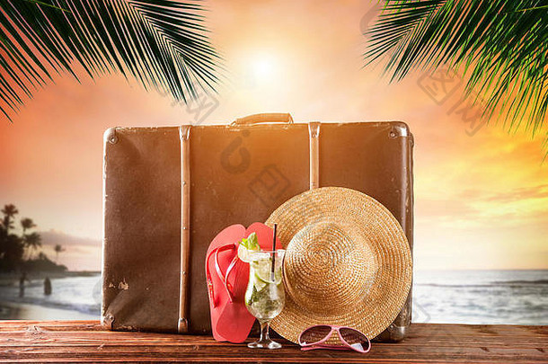 手提箱热带海滩美丽的日落旅行概念