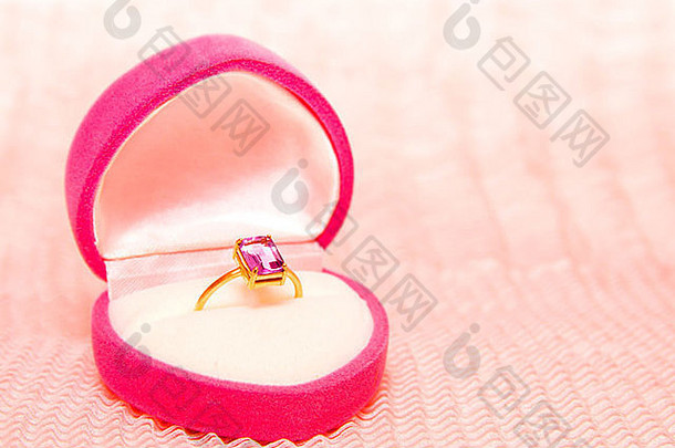 金环紫水晶粉红色的心形状的盒子粉红色的雪纺纹理