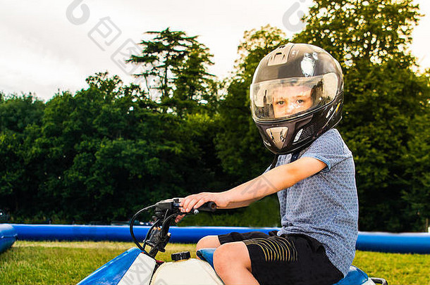 男孩多动症自闭症埃斯博格综合症并发症状骑四自行车微笑笑有趣的崩溃头盔遮阳板