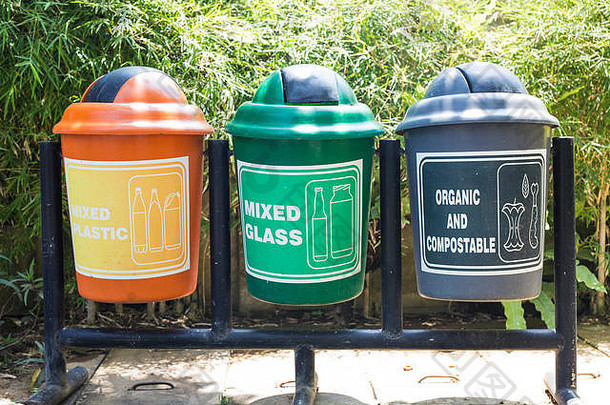 色彩斑斓的回收垃圾箱公园五彩缤纷的垃圾垃圾垃圾箱环境