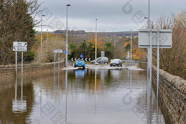 洪水淹没了路不可逾越的汽车深洪水水使开车危险车辆伯利乐富豪约克郡英格兰