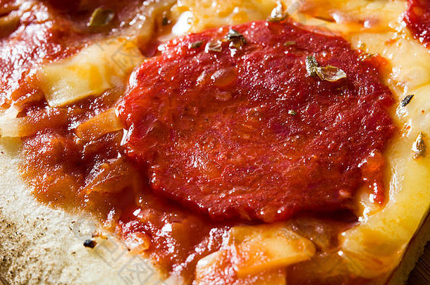 热意大利意大利辣香肠披萨片木表格关闭