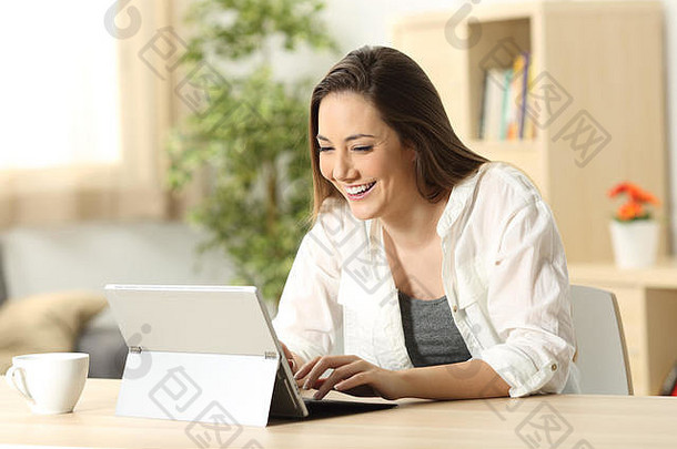 休闲快乐女人写作邮件平板电脑行坐着桌子上首页家的背景
