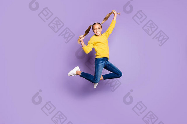 完整的身体照片快乐的可爱的孩子有趣的春天假期跳持有辫子穿休闲风格服装运动鞋孤立的紫罗兰色的颜色