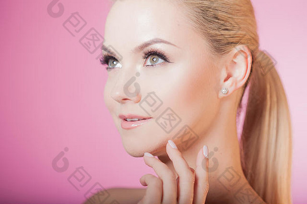 脸护理皮肤护理健康美概念复制空间肖像年轻的美丽的女人健康的皮肤最低化妆自然