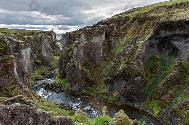 Fjaðrárgljúfur峡谷南东冰岛深公里长悬吊河