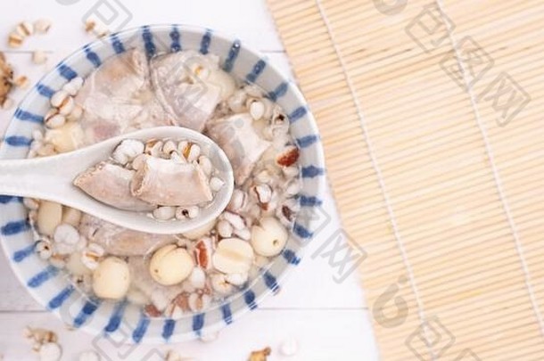 美味的补养药草味道汤台湾传统的食物草本植物猪肉肠白色木表格关闭平躺前视图