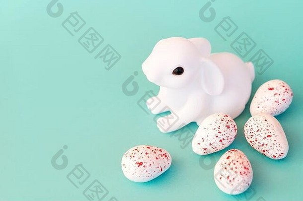 白色玩具霓虹灯兔子鸡蛋糖果节日复活节布局