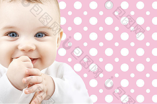 微笑婴儿女孩脸粉红色的波尔卡点